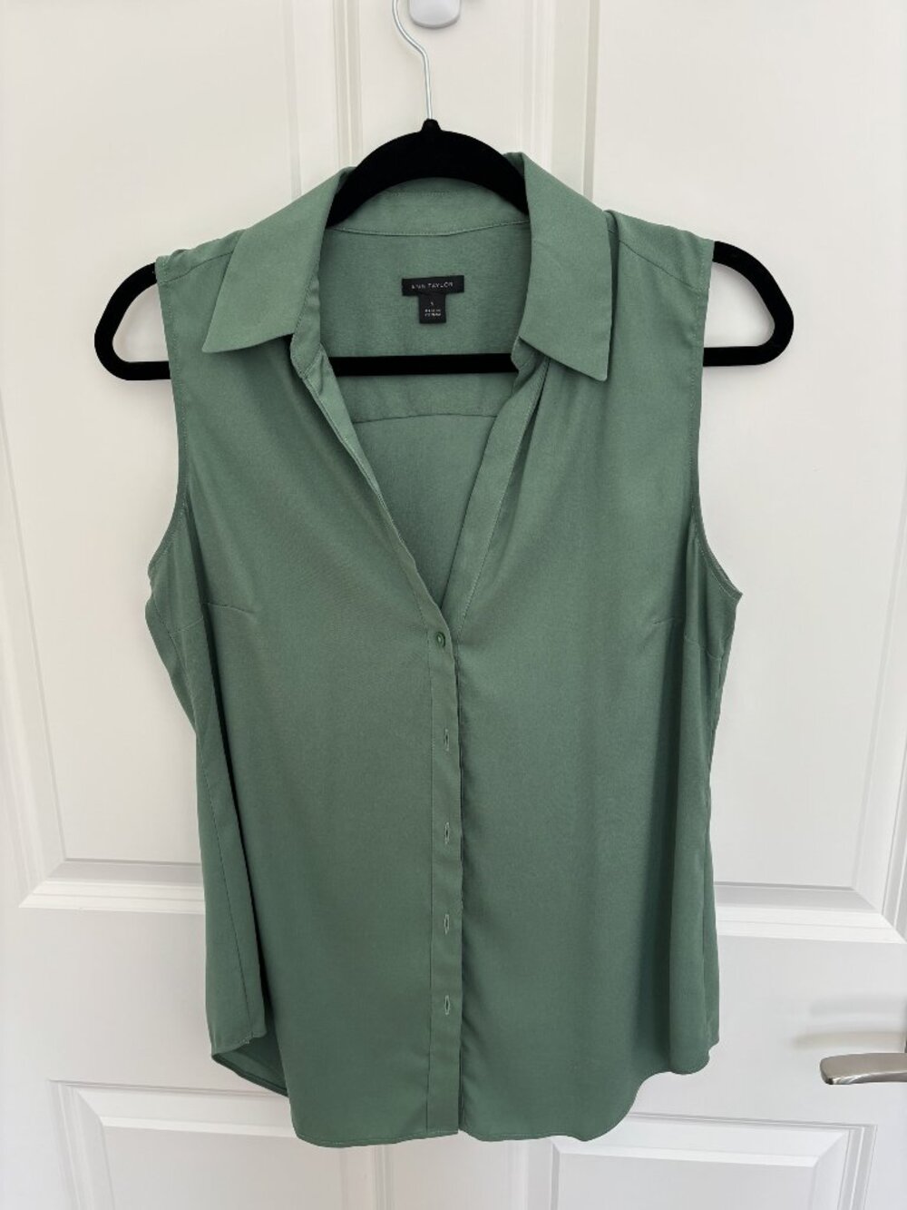 Ann Taylor Green Sleeveless Collared Button-Front Blouse, Size S